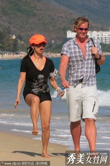魏伟和外国男友三亚度假时仍然穿着比基尼