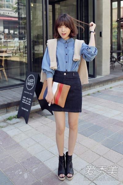 衬衫和裙子在工作场合穿起来很有知识分子气质