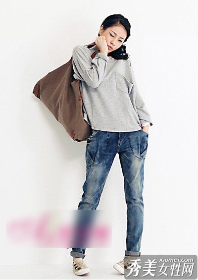 宽大的t恤创造出精致的小脸，让它们看起来更好看。