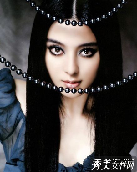 女演员夸大恐怖,烟雾和化妆,雷电倾泻所有生物