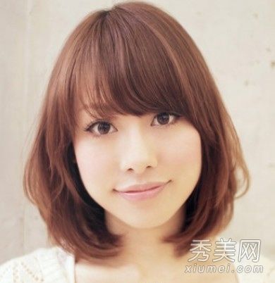 松散的中等卷曲的头发减少脸型,并容易摆脱方脸。