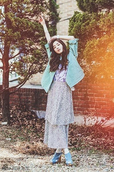 长裙子牛仔外套就像这个春游。