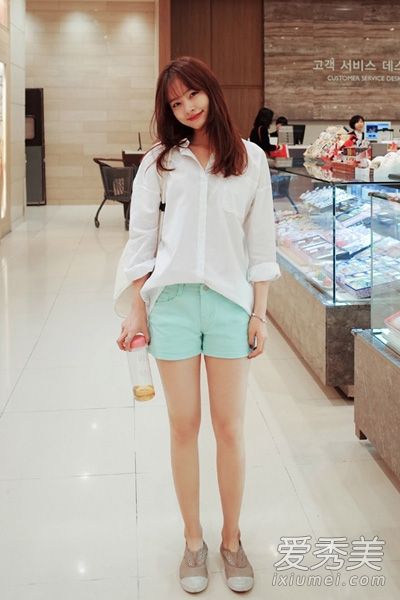 短裤的春季衬衫展示了美丽的双腿和超级美丽的眼睛。