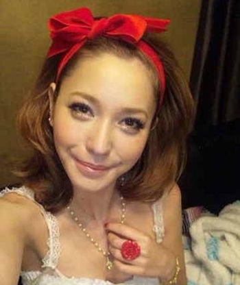 藤井丽娜示范如何佩戴夏季发饰