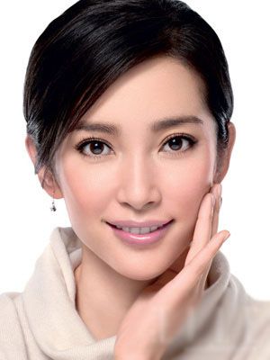 这种化妆品相当于粉刺和黑眼圈。
