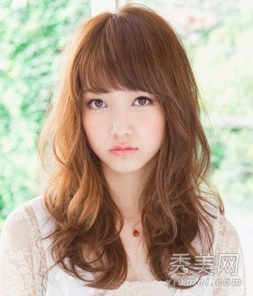 甜美的风刘海,长长的卷发和大脸蛋儿是女孩们必须看到的
