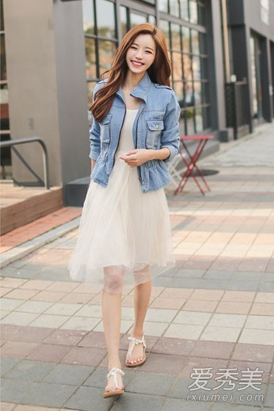 牛仔外套和照片中的裙子最配。