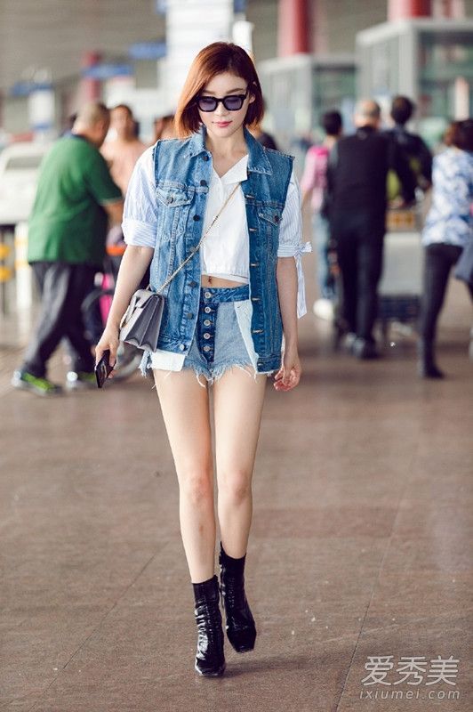 牛仔裤反过来也很受欢迎?袁姗姗牛仔短裤展示腹部
