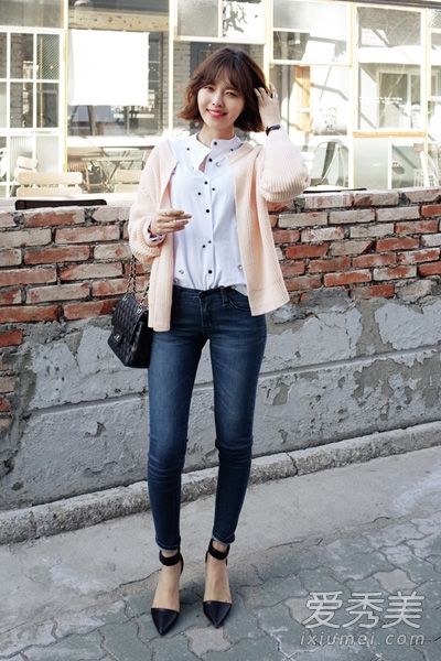 清明时节，针织羊毛衫+打底裤就是这样穿的。