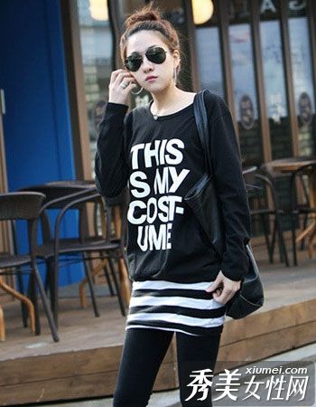 第一类女孩的宽松衬衫打扮得很漂亮，带着一种慵懒和性感的味道。