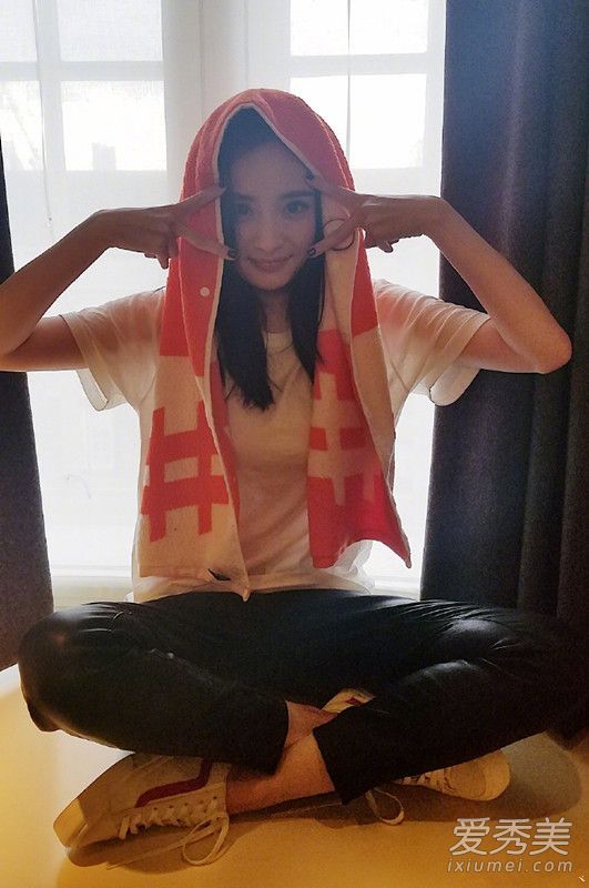 杨蜜自拍的同一个白色t恤是什么品牌的?