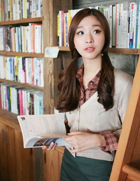 格子衬衫和背心给你不同的味道。