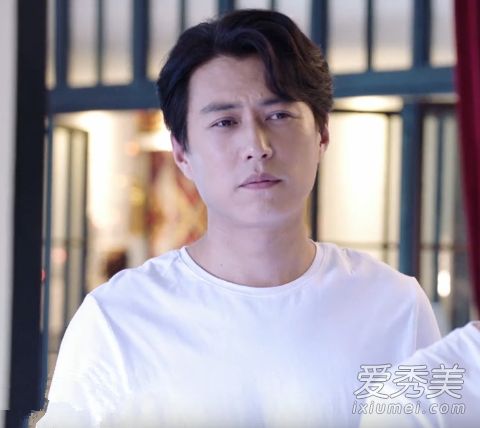 金东的白色短袖是什么牌子的?