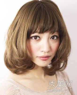 中长发梨花烫发发型使大脸迅速变成瓜子脸