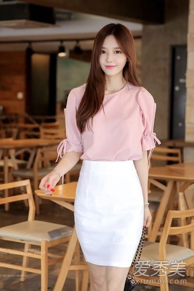 春装雪纺衬衫穿柔软而有女人味的短裙