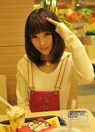 分享适合圆脸女孩的细长长发发型。