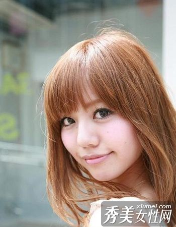 初秋日本美女甜美妆容的街头照片