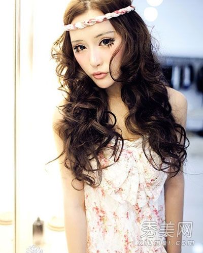 女演员杨棋涵多变的发型、卷曲的头发和辫子在美上是无与伦比的。