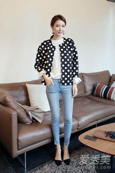 紧身牛仔裤和高跟鞋散发出女性魅力。