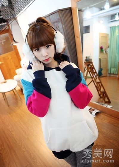 初春时节，卫衣休闲的新风格与普通时尚的品味相得益彰。