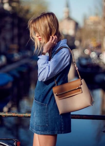 牛仔裤配衬衫好看吗？你在你的束带裤里穿什么？