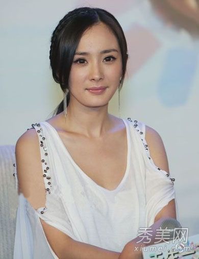 高大的马尾辫明星喜欢在夏天展示高大的发型。