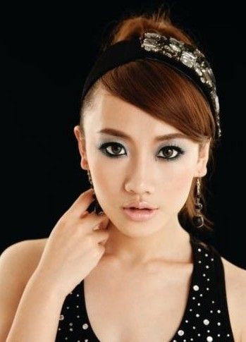 玩眼影颜色决定眼睛魅力