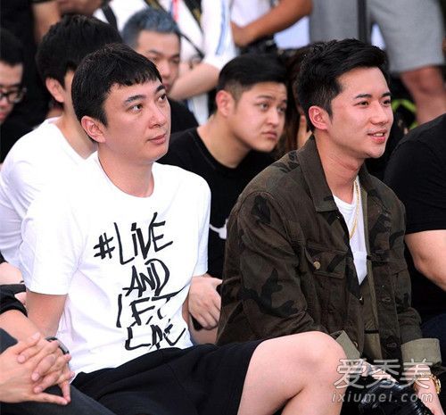 王思聪的白色字母T是什么牌子的?多少钱?同样的t恤品牌在王思聪