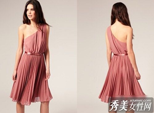 香肩连衣裙展现性感魅力。