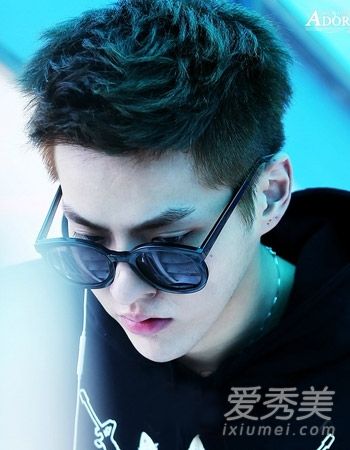 这个男孩的短发应该像这样烫一下。