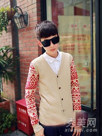 90后男孩留着刘海、短发和阳光整整一年。