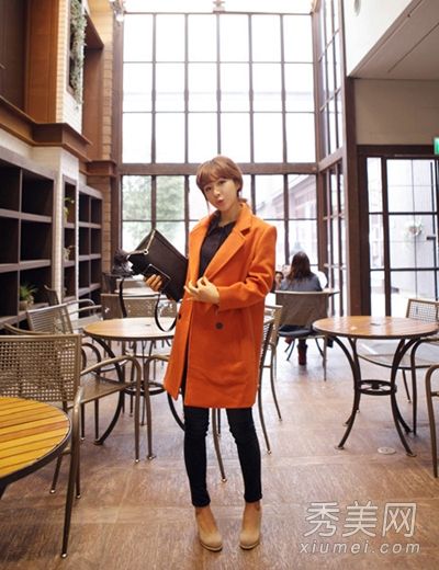 八件外套，矮个子女孩喜欢巧妙地搭配，显得高大。