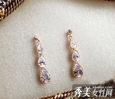 瘦脸、高技能、长耳环让你拥有一张有气质的小脸。