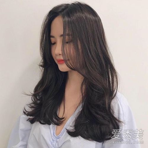 2019年最好的发型一定是韩国流行的长发垫烫发。