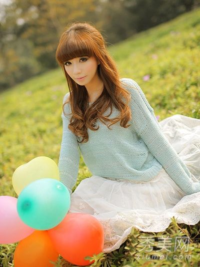 穿着甜美、眼睛迷人的浪漫情人节