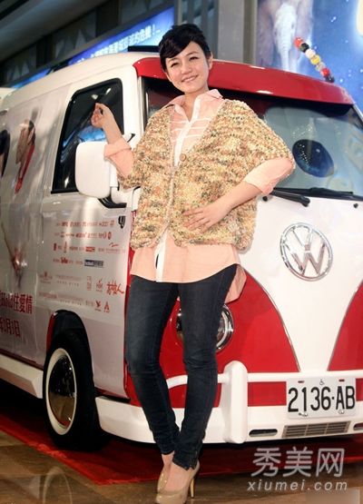 中国和韩国明星展示春季短外套的时尚搭配技巧