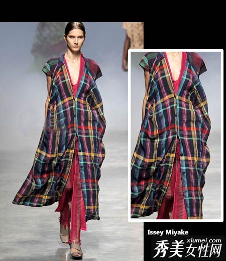 经典的格子图案更强，时尚的个性更丰富多彩。