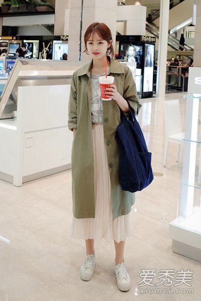 韩版风衣最引人注目的是内裙