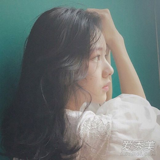 夏天伤害你头发的八个最糟糕的习惯中有几个?