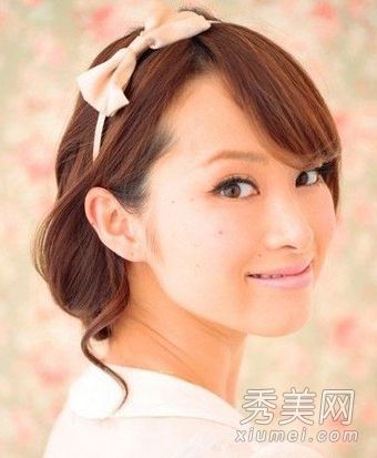节日派对必须选择两种甜美的自制发型。
