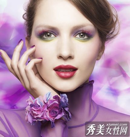 知春秀2010秋冬时装的妆容“看起来像锦缎和鲜花”
