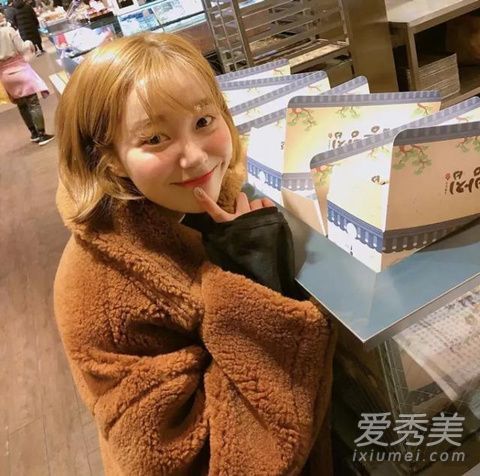 短发和长刘海怎么样?今年流行的泰迪刘海是专为各种不满而设计的。