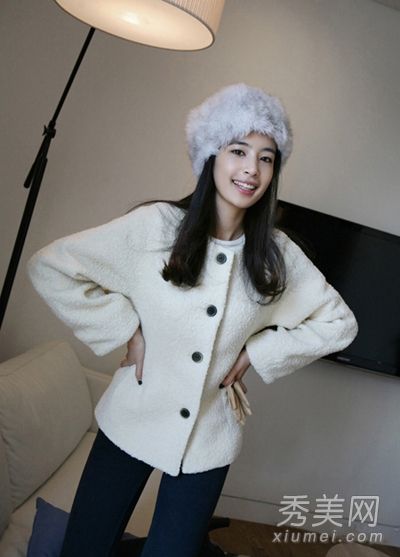 职场女性穿着优雅、清新、时尚、迷人。