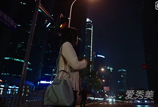 玲玲在我的前半生包的是什么牌子?吴越在我的前半生也有同样的包。