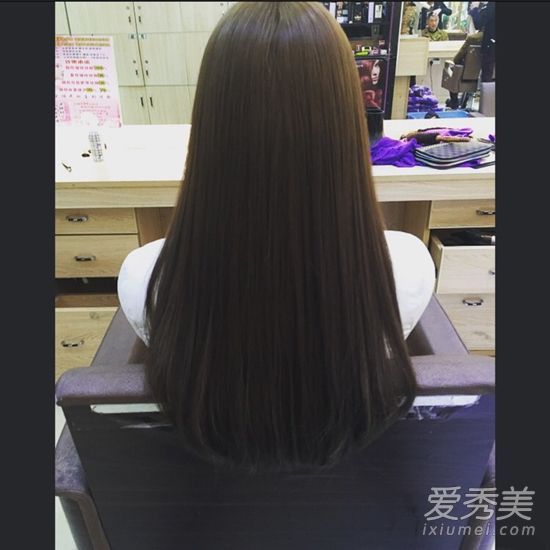 矫正和顺从有什么区别?你能在拉直头发几天后洗一下吗?