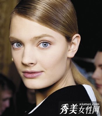 在2010年的秋冬季,化妆、浓眉和裸露嘴唇是最受欢迎的大牌节目。