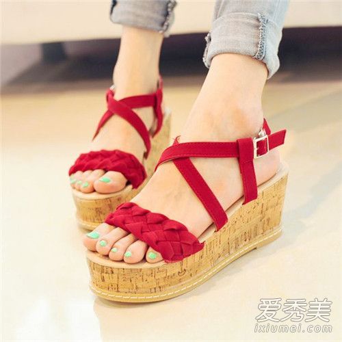 我可以穿凉鞋长袜吗?我能穿凉鞋和长袜吗?