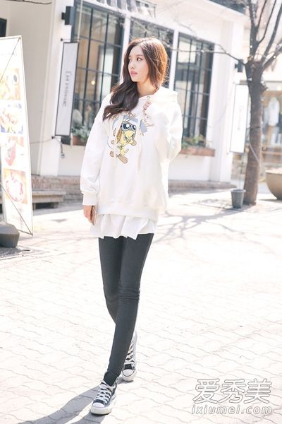 穿紧身裤展示韩国服装的活力