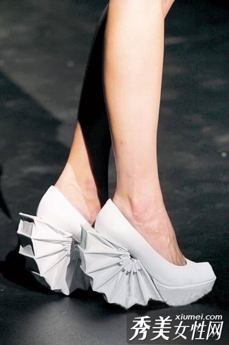 观看创意高跟鞋的美丽令人无法忍受。