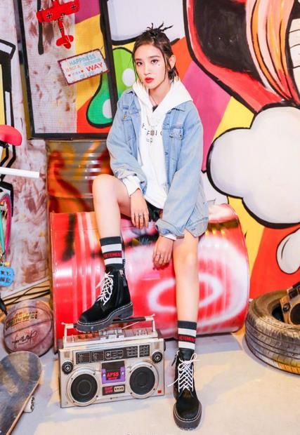 我们来到了唐亦欣美发课程,一本适合散步的短发教材!